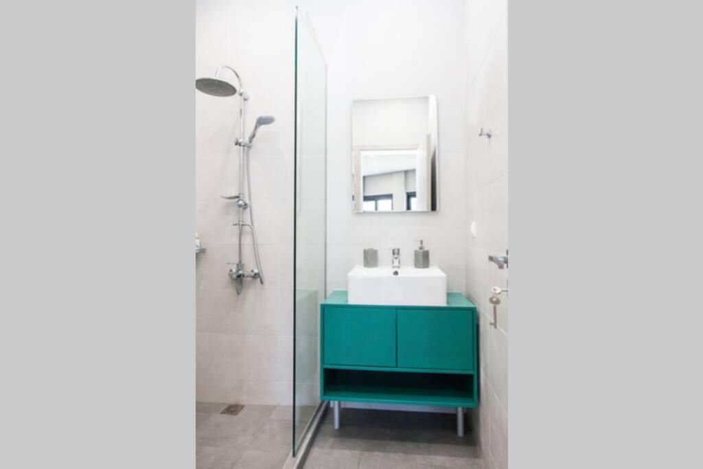 E Spacious Cornered Brand New Studio Apartment E Athén Kültér fotó